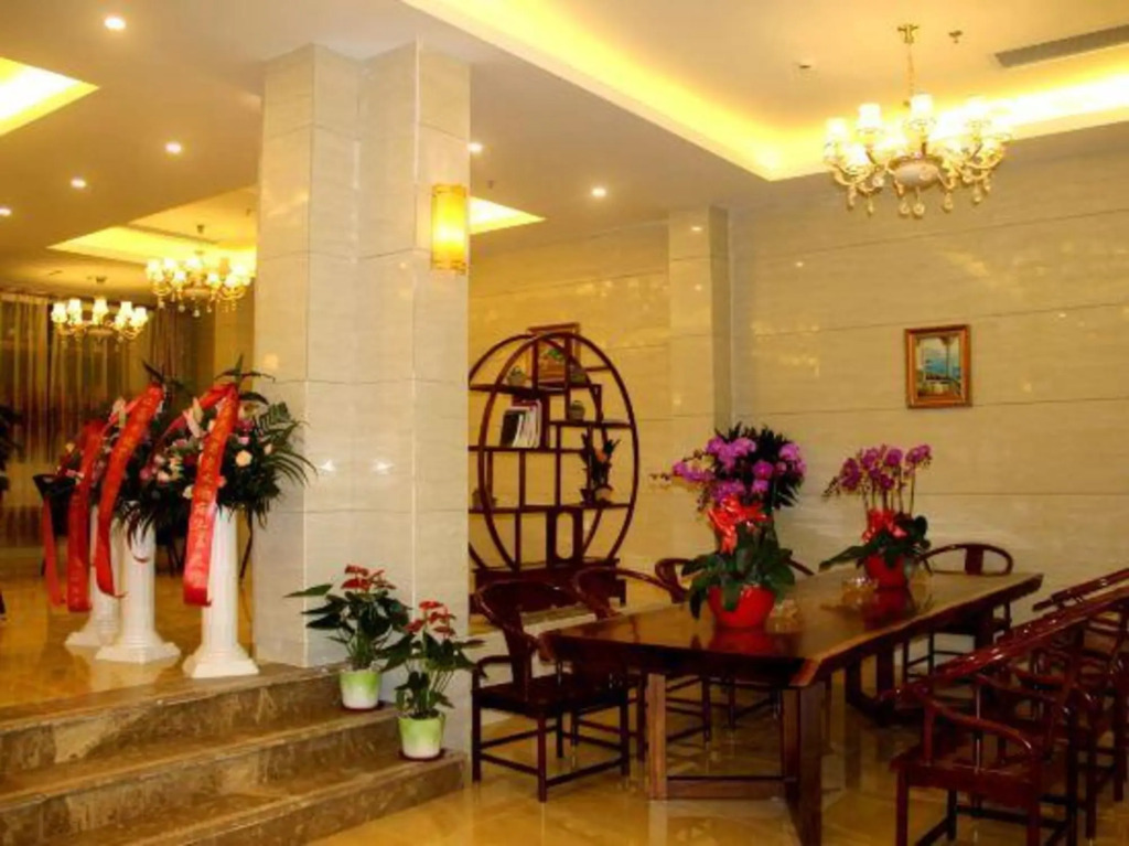 Jiangnan Baoyue Business Hotel (Sea Travel Duty Free Eternal Love Store)