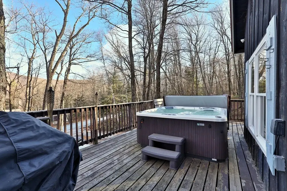 Your Ski Home: Powder Park Place - Upper Level. Close To Killington. Hot Tub. 4 Bedroom Home