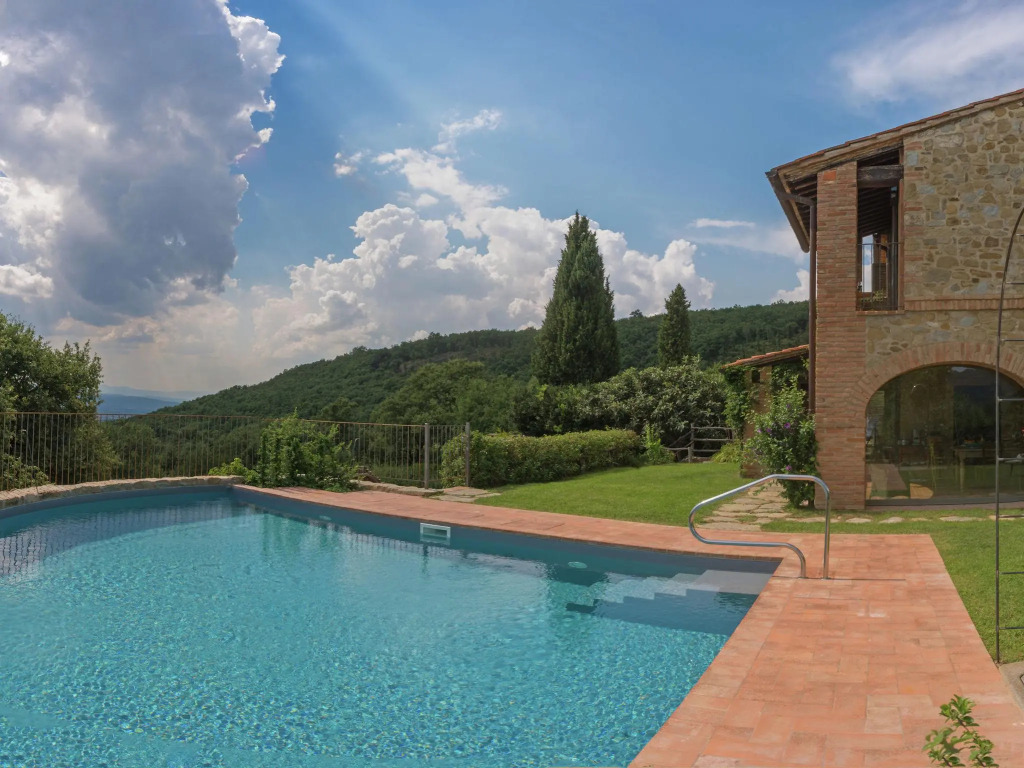 Ritzy Villa on a Wine Estate in Arezzo with Pool