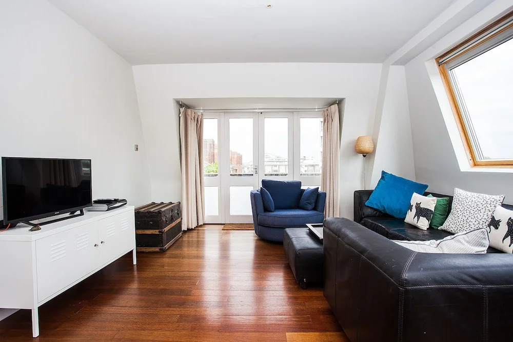 Spacious Top-Floor Flat With Stunning Roof Terrace