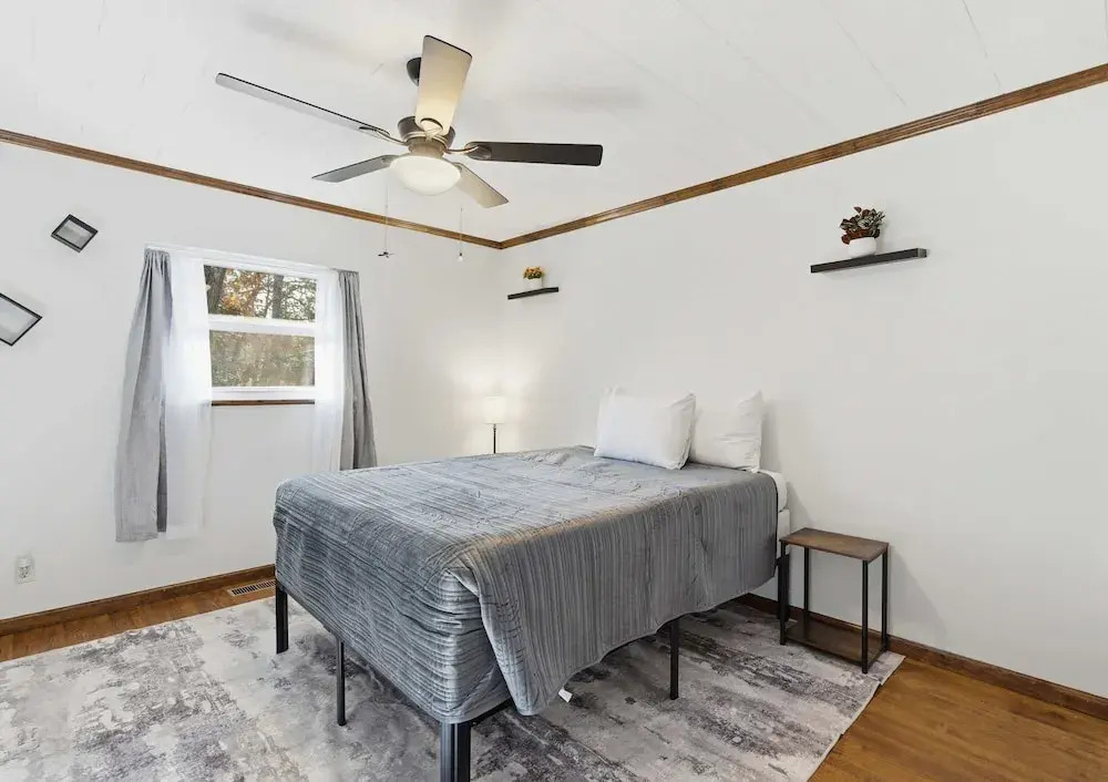 Lakeside Brick Retreat For 8