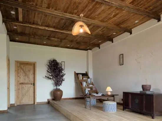 Enshi Straight-to-Straight Retro Homestay
