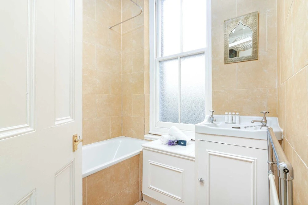 Bright and Elegant Chiswick Apartment