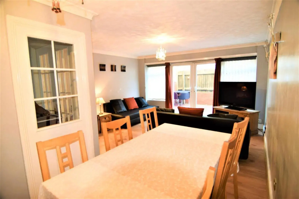 The Brum House - Private garden, 3 TVs with NETFLIX, BBQ, up to 8 guests