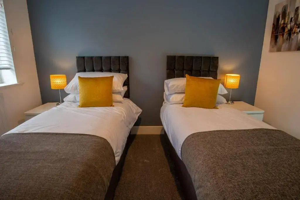 The Chaucer - Modern 3 Bed Home with parking close to city centre