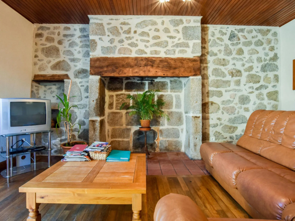 Rural Holiday Home In Sénezergues With Garden