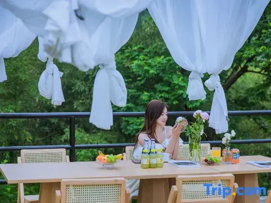 Anji Zhangyuan Fujun · Family-friendly Stream Pool Resort