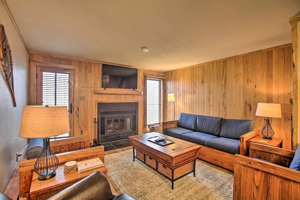 Slopeside Snowshoe Condo - Walk to Ski Lifts!