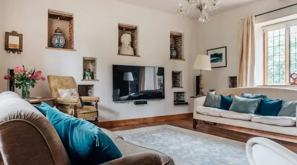 Lavish Tudor Estate Gardens - Sleeps 25