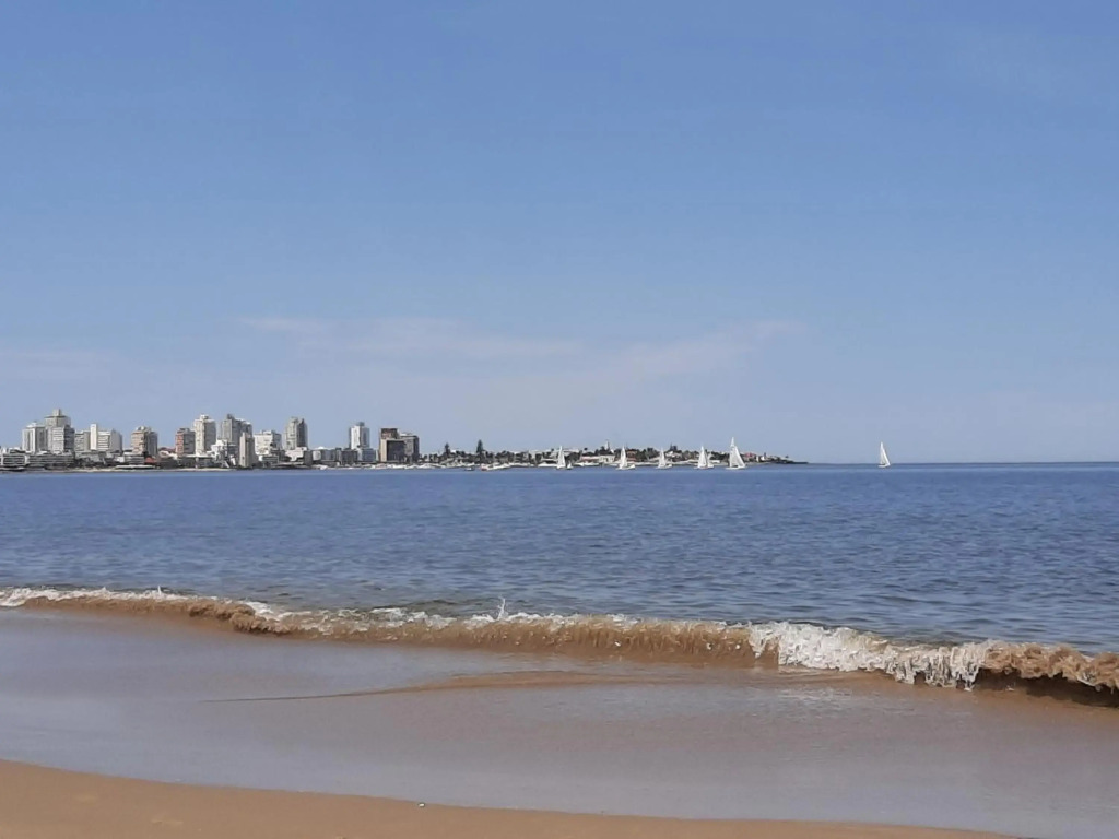 CASA AZUL Primera linea mar I Playa Mansa Parada 10 Edificio Isla de Gorriti