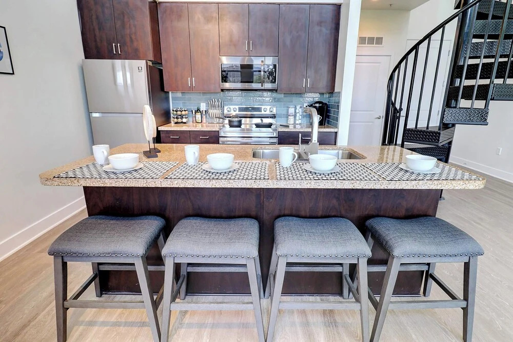 Loft with Views-King Bed-Close to Shop/Dine-Parking 4011