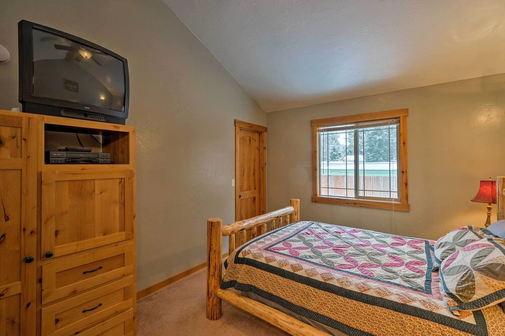 Hungry Horse Cabin: Deck, Fire Pit, Near Glacier!