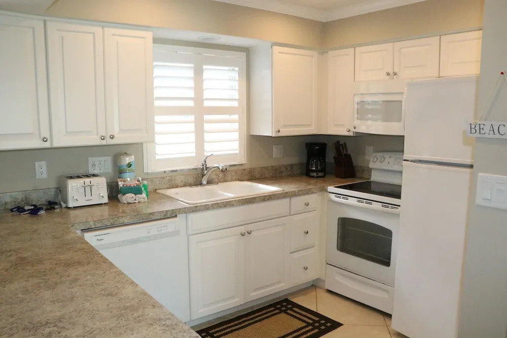 Jamaica Royale 054 - 1 Br Apts
