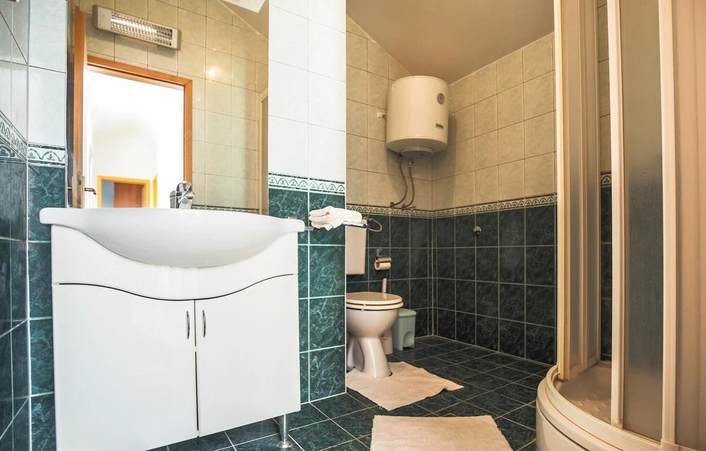 Amazing Apartment in Makarska With 5 Bedrooms and Wifi