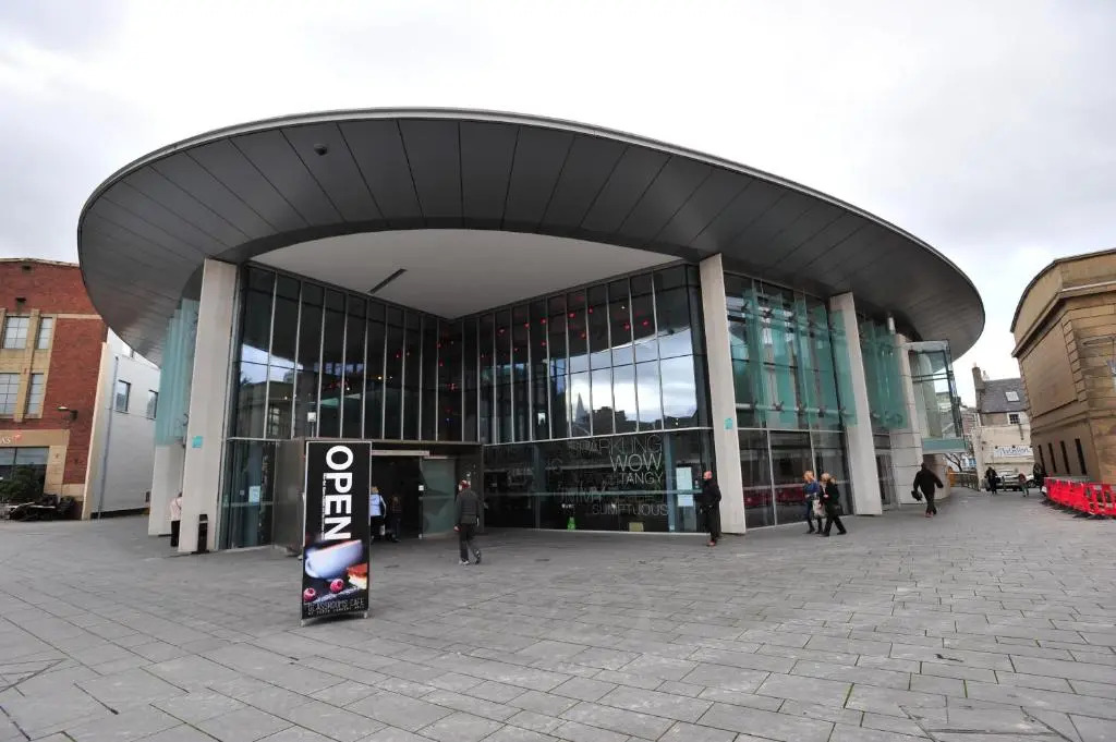 High Street, Stylish City Centre Apartment, 3 Bed