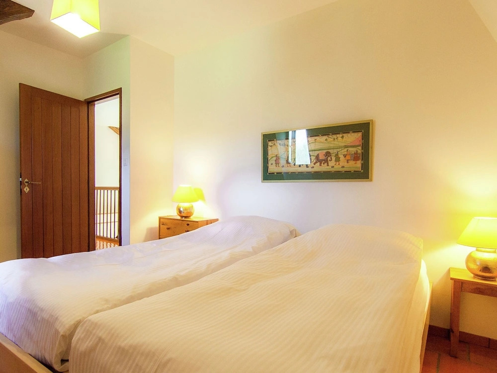 Exquisite Holiday Home in Issac With Swimming Pool