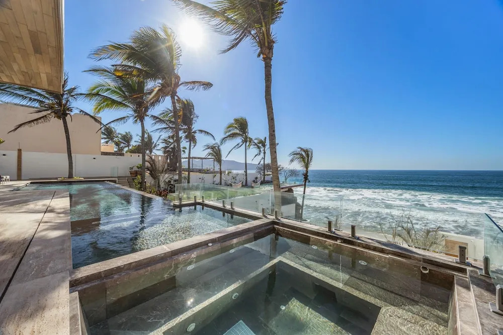 Private Careyeros Oceanfront Living
