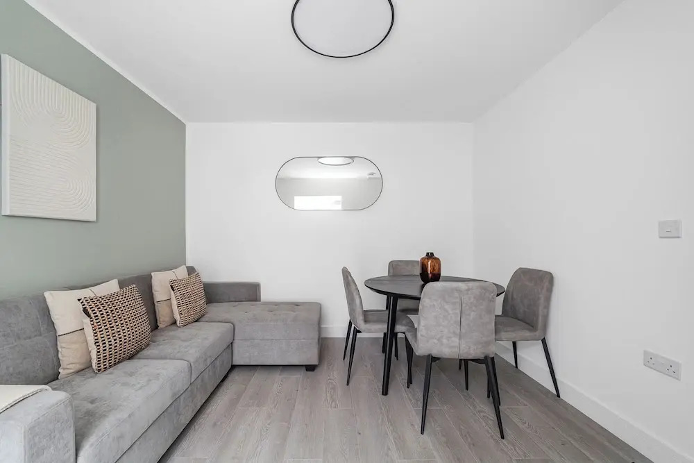Spacious Room In Morden