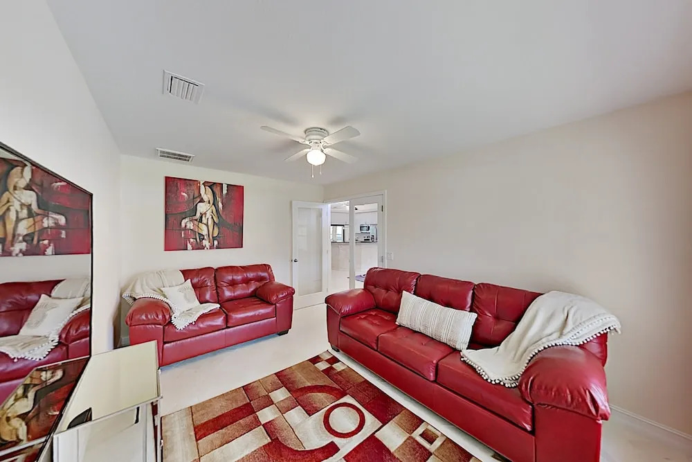 Tropical W/ Screened Lanai, Saltwater Pool 4 Bedroom Home