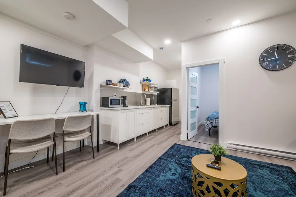 Spacious Newly Renovated 1 Bedroom Suite