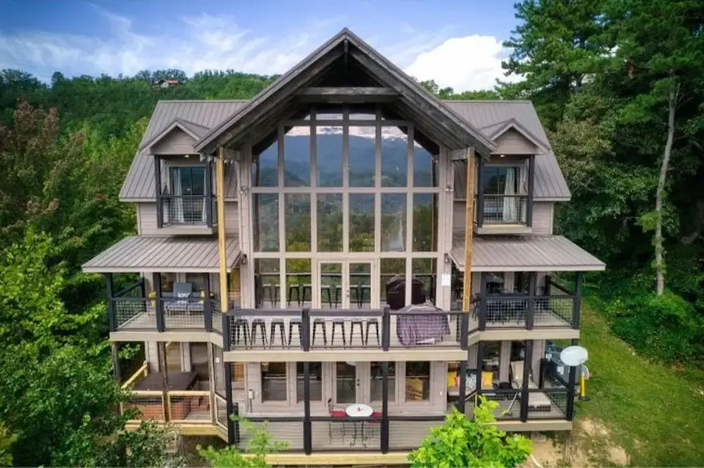 Awe-inspiring Estate w Pool Theater Fire Pit