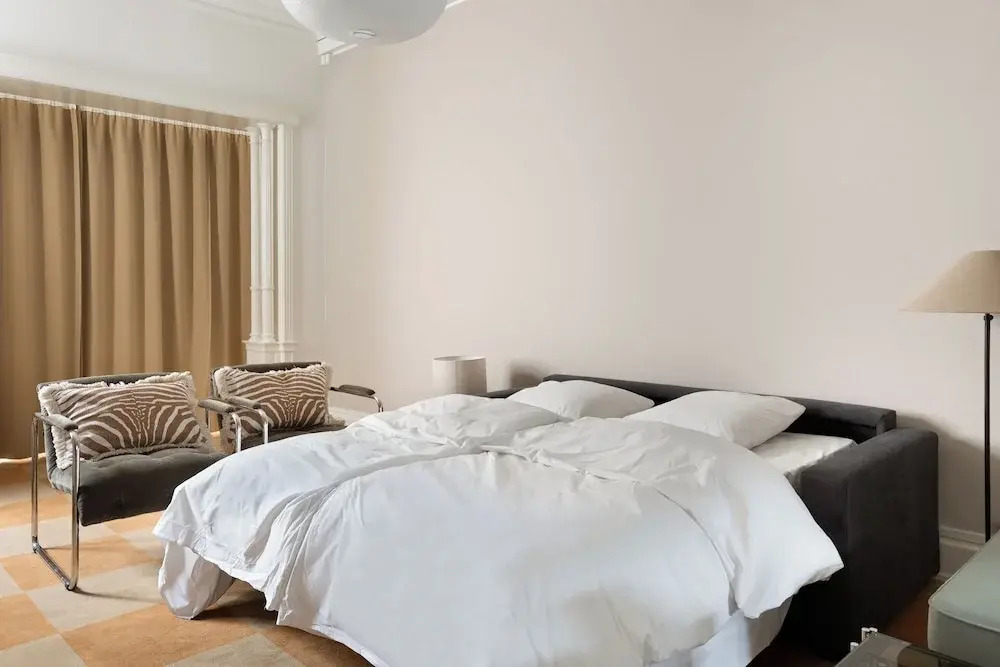 Royal Neighbors - 4 bedrooms - 2 bathrooms