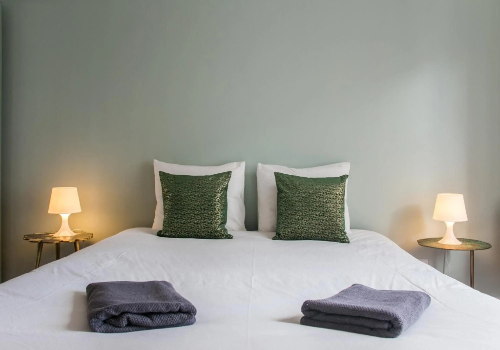 Spacious, Bright and Newly Renovated 2 Bedroom Apartment, Lisbon Historical Center, Madragoa