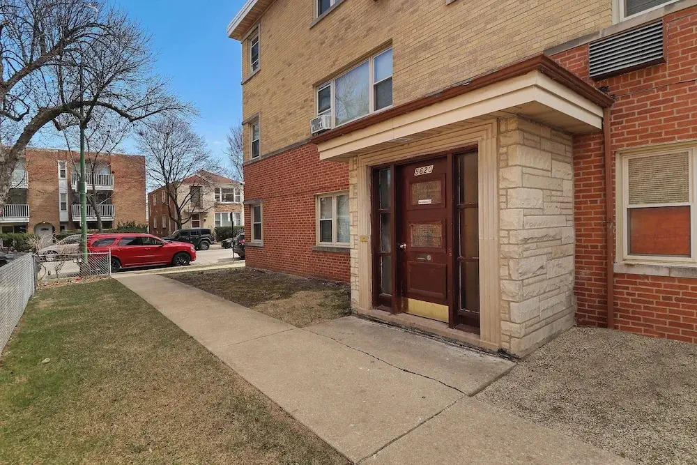 Cozy 1BR Apt Near Shops - Kimball C2
