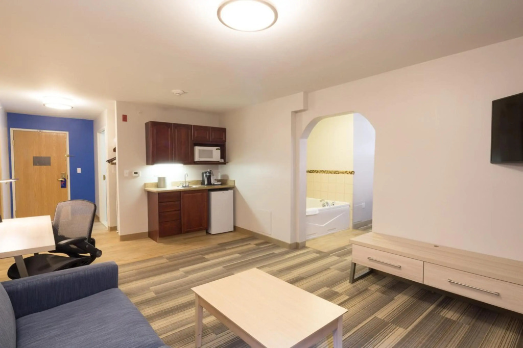 Holiday Inn Express Hotel & Suites Detroit-Utica by IHG