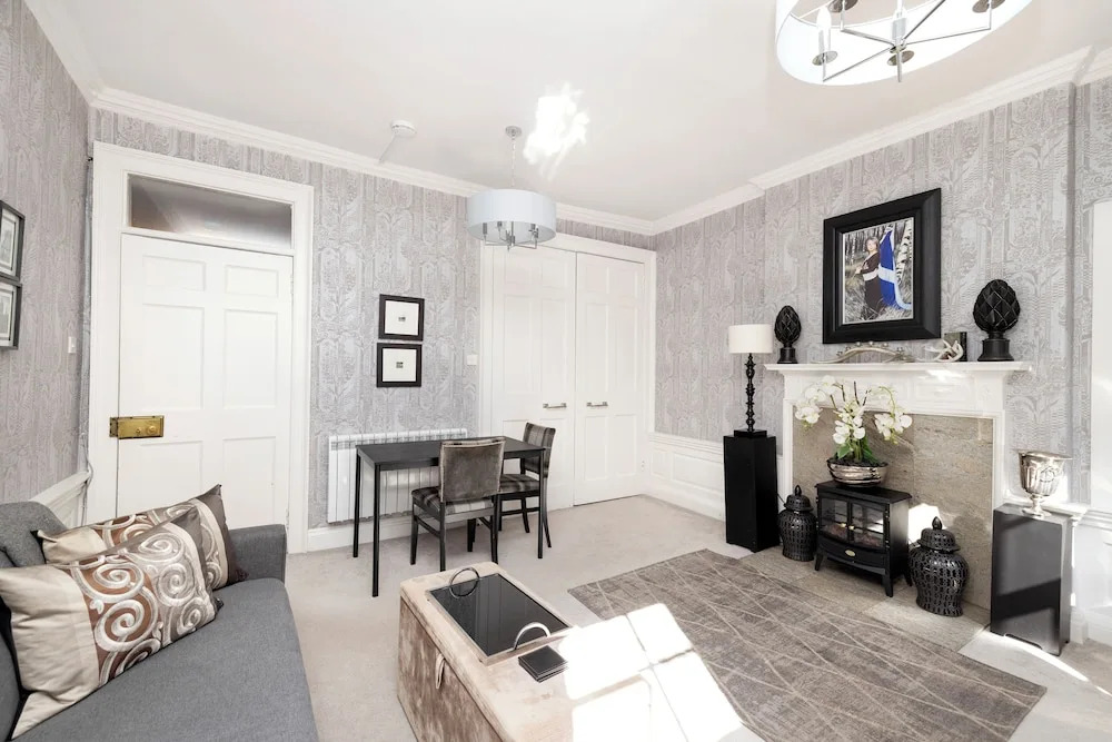 JOIVY Thistle Street Luxury Apt in the Heart of the City