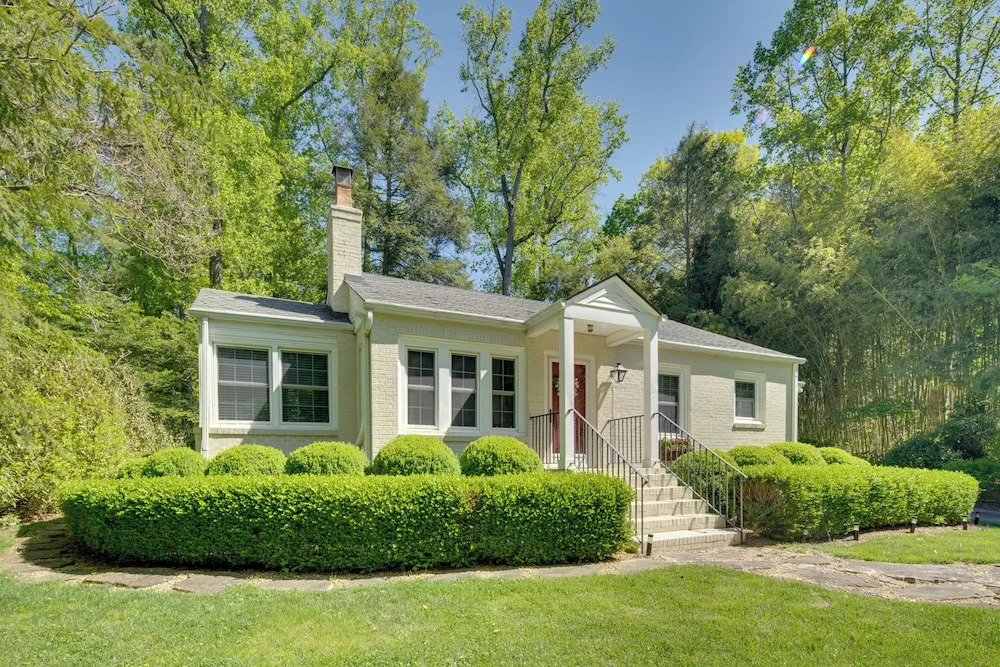 7 Mi to The Biltmore: 'Le Canard' Cottage w/ Porch