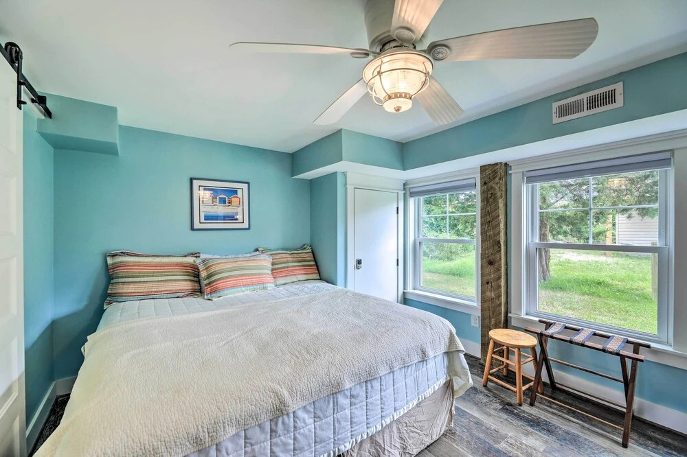 Bright Emerald Isle Home - Walk to the Beach!