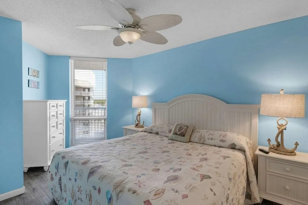 Pelican Walk 904