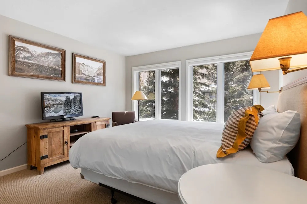 Ghostriders 10 by Avantstay Penthouse Suite w/ Large Patio & Mountain Views!