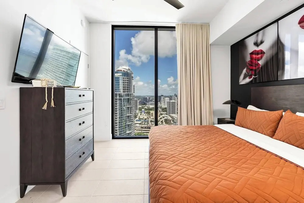 Luxury 1BR Penthouse, Bay & City Views Downtown