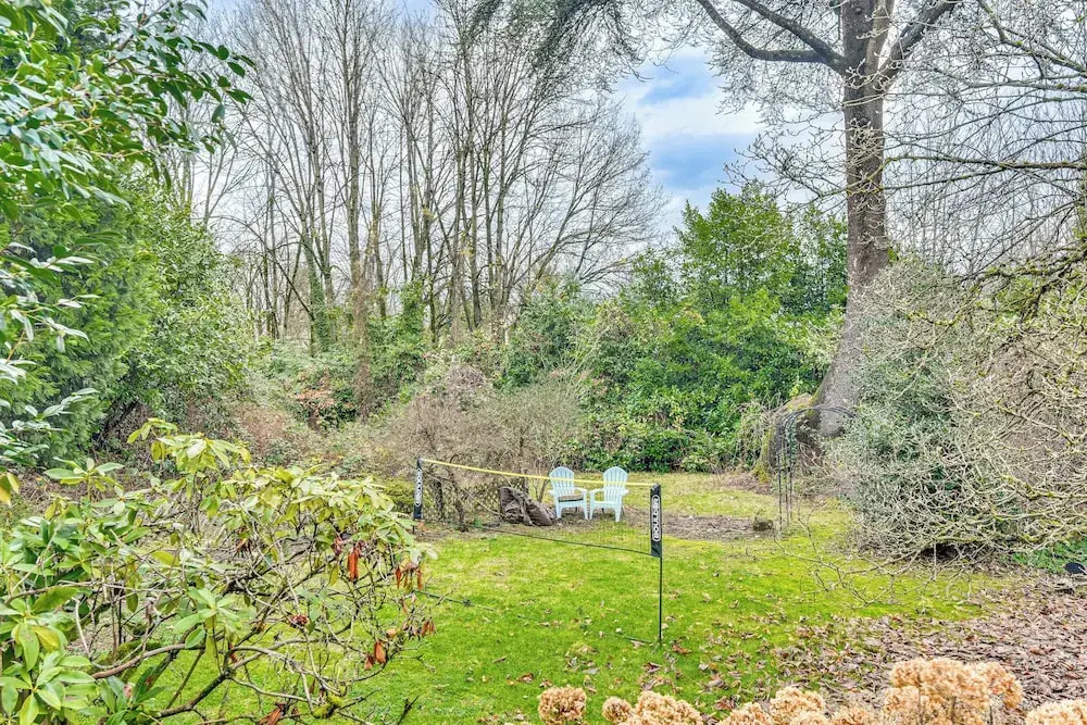 3 Mi to Downtown Portland: Lush Flat w/ Fire Pit