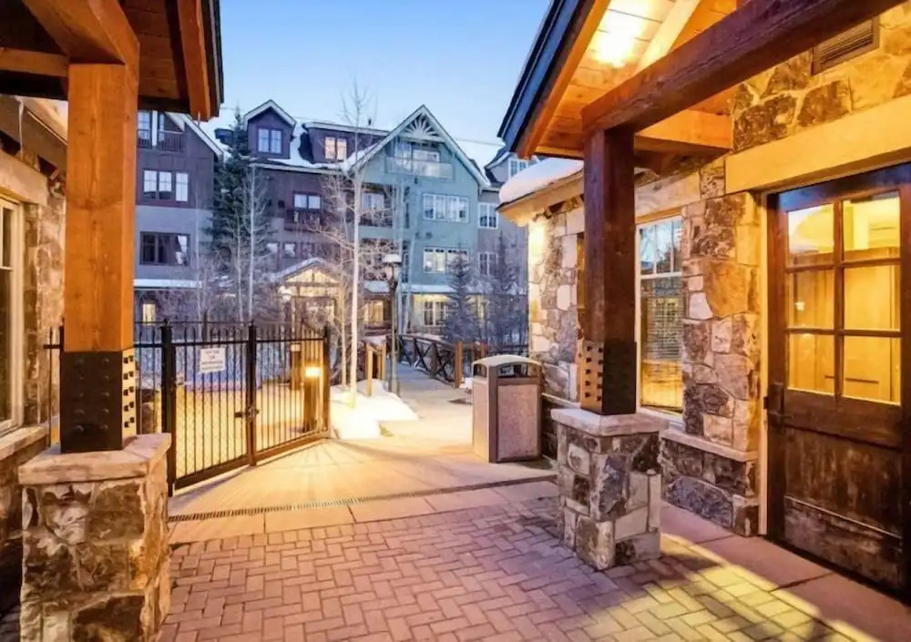 Luxury 2 Bedroom Mountain Vacation Residence With Hot Tub, Pool, and Easy Access to Ski Slopes