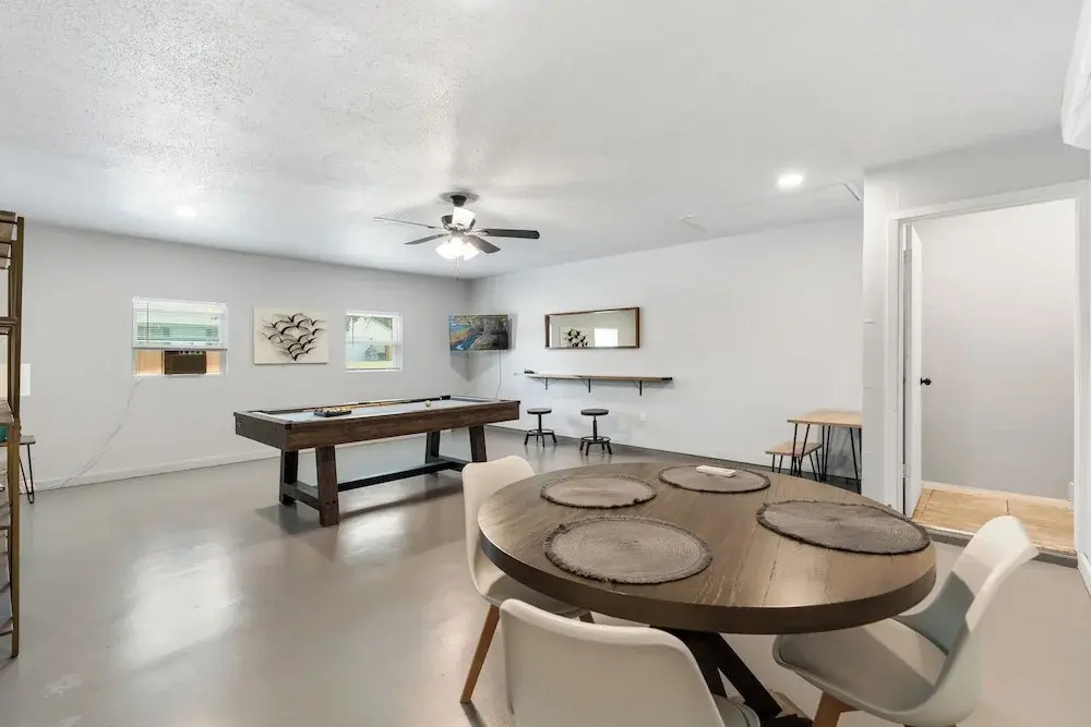 Spacious 8BR Modern Retreat Pool Table RV