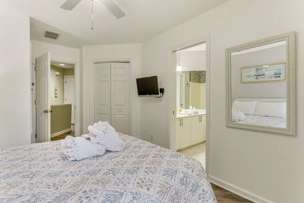 Hilton Head Island Condo w/ Deck < 1 Mi to Beaches