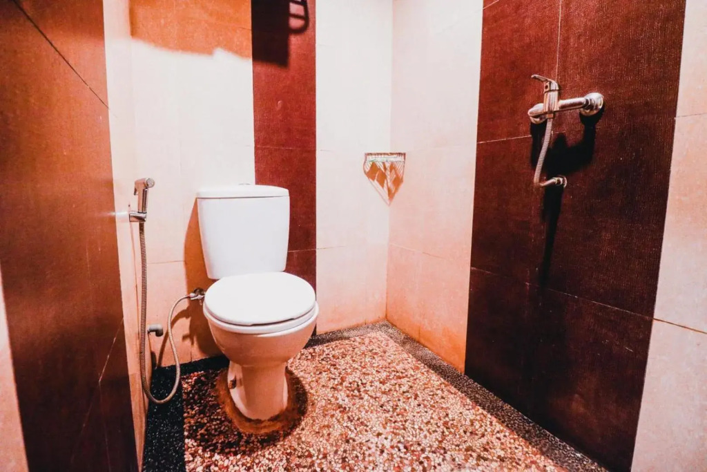 RedDoorz Plus near Sultan Hasanuddin Airport