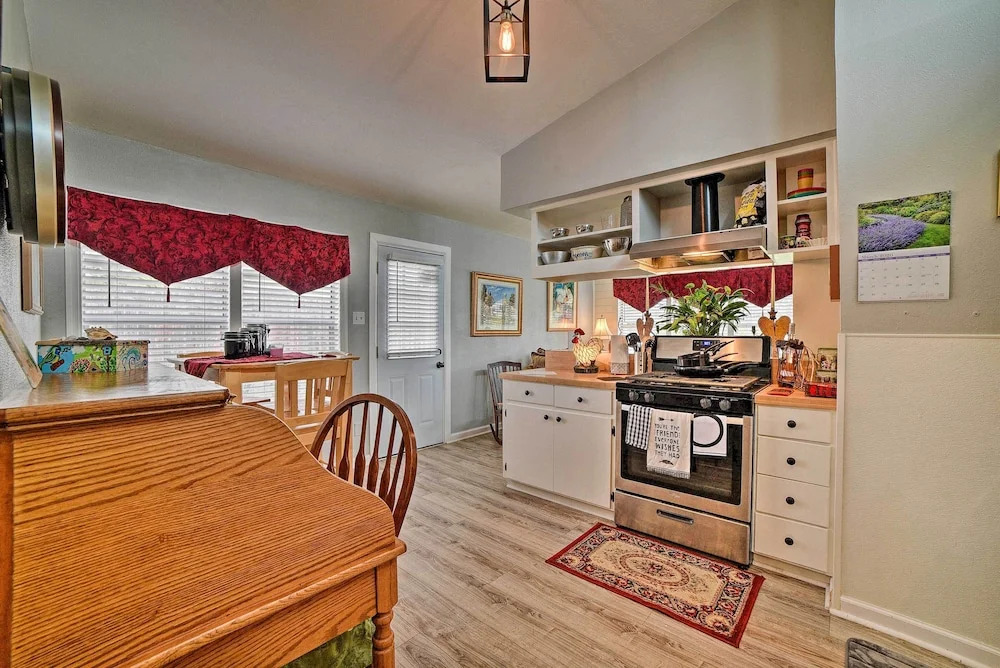 Coastal Escape w/ Yard, Walk 1 Mile to Texas A & M