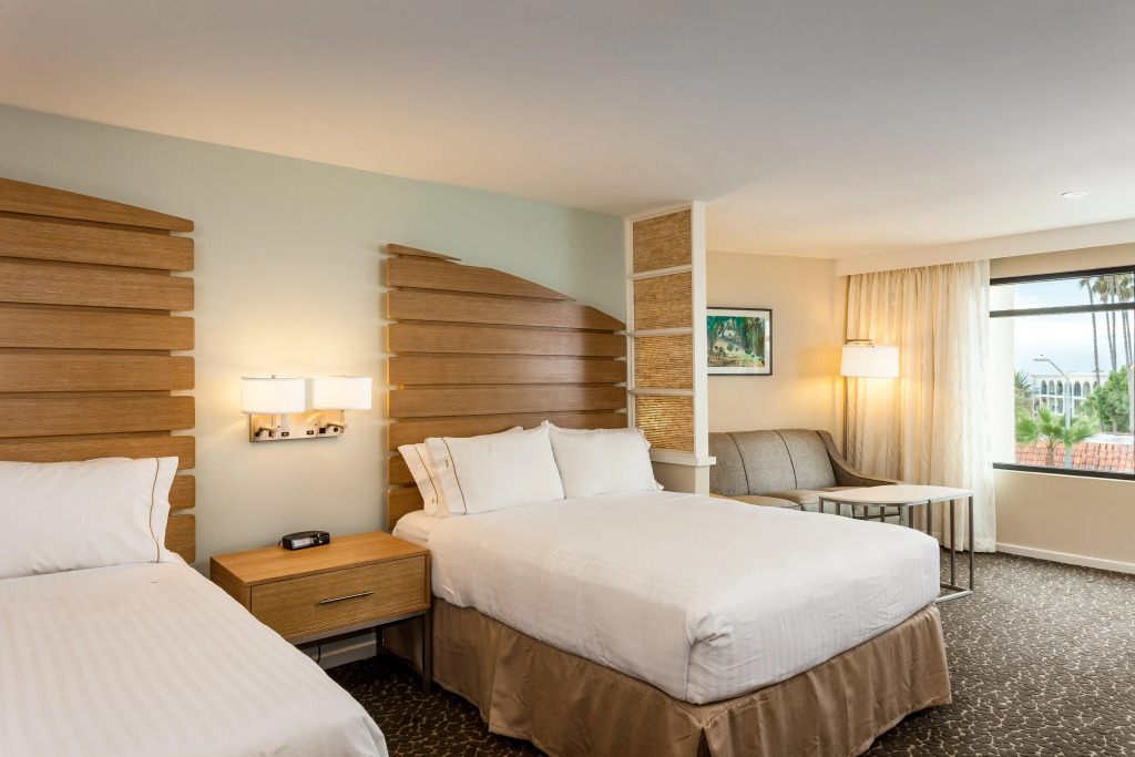 Holiday Inn Express and Suites La Jolla - Windansea Beach, and IHG Hotel