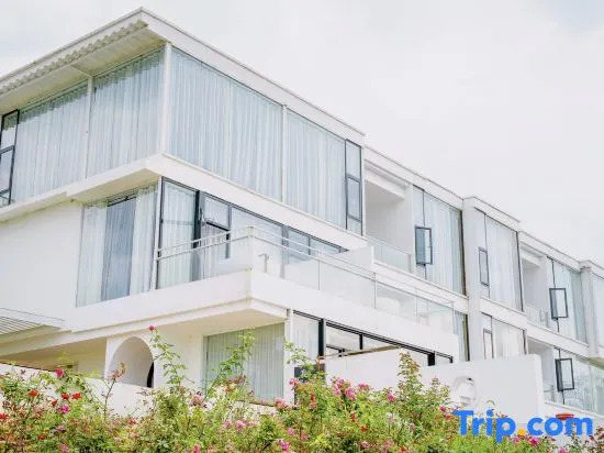 The mountain and the water embrace the Pleasant Bay Homestay