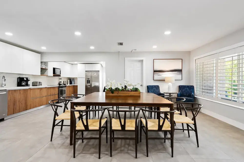 6 BR With Heated Pool Close to Beach