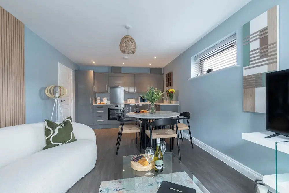 Beautiful 2 Bedroom Apartment With Parking in The Docks