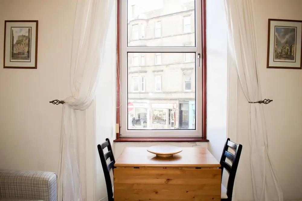 Bright 2 Bedroom Home in Edinburgh