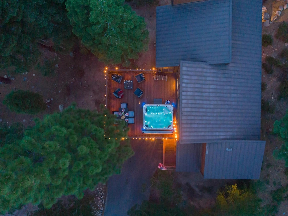 Wolfe by AvantStay | Near Lake Tahoe, w/ Hot Tub, Fireplace, 2 Private Decks!