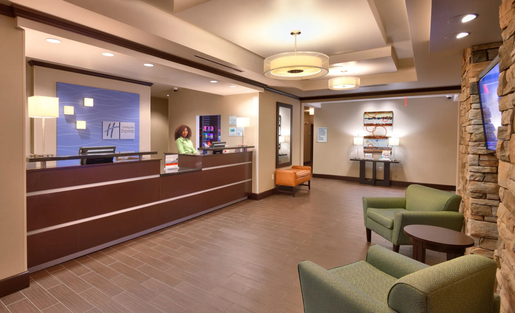 Holiday Inn Express & Suites Overland Park by IHG