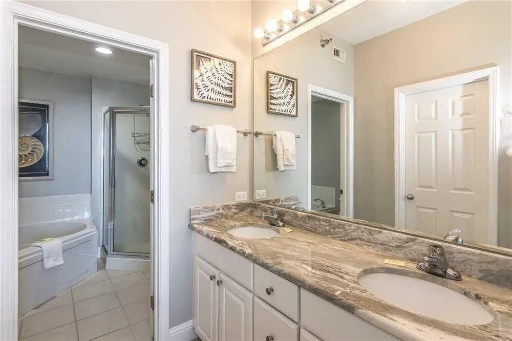 Lighthouse 1202 - 1 Br condo by RedAwning