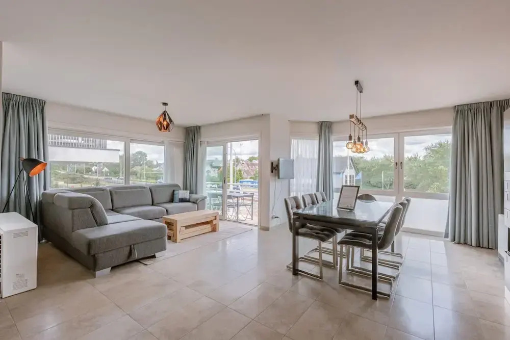Huswell - Family Apartment With Balcony Near Coast